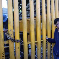 Estudiantes y padres chocan con paristas de la Prepa 9