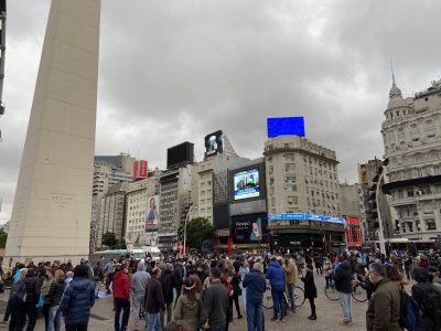 Marcha anticuarentena: atacaron a un periodista y a su camarógrafo