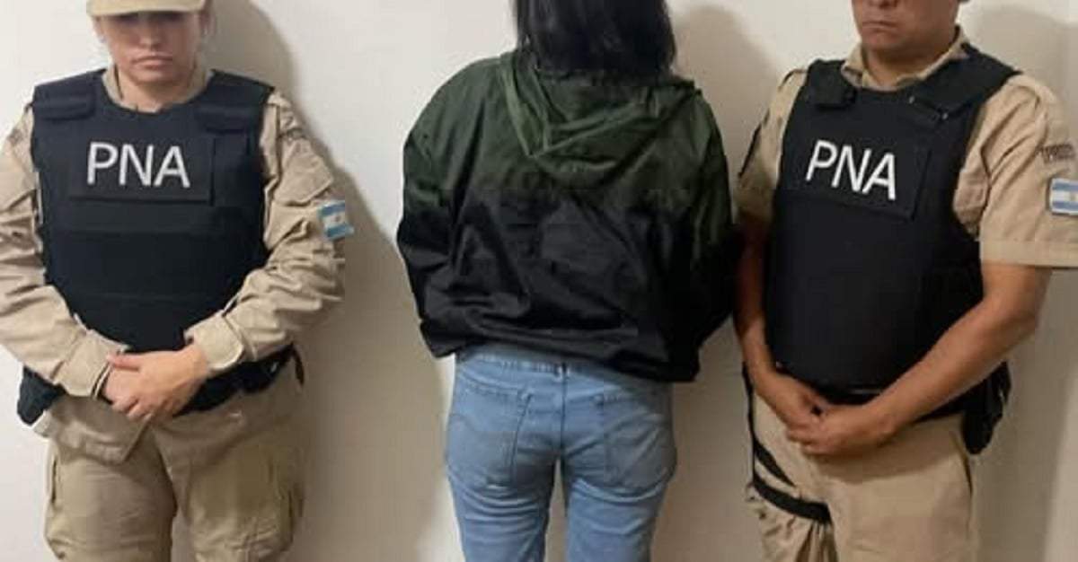 La Tía, detenida entre efectivos de Prefectura Naval. Fuente (PNA)