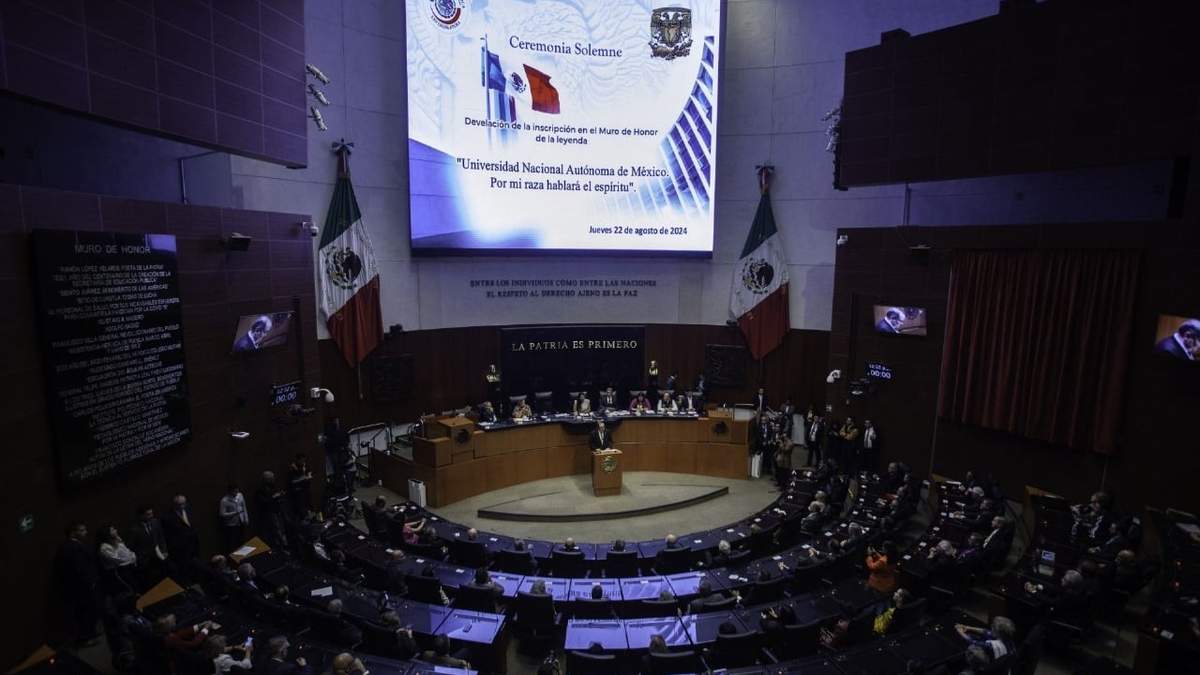 Letras doradas de la UNAM en el muro de honor del Senado