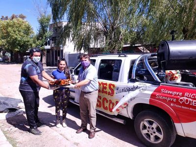 Un intendente rompió la cuarentena y dio un show desde su "chanchomóvil"