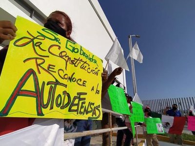 Encadenadas, madre y esposa de autodefensas detenidos en Veracruz exigen su liberación