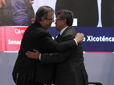 Ebrard y Monreal se expresan afecto en la plenaria de Morena en el Senado