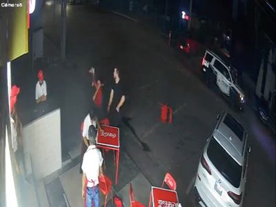 Exhiben golpiza a empleado de la taquería Orinoco en NL; una patrulla vio la escena y se fue (Video)