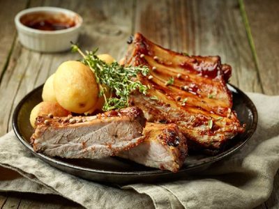 Se cortan con cuchara: el secreto para hornear las costillas de cerdo y que queden jugosas y deliciosas