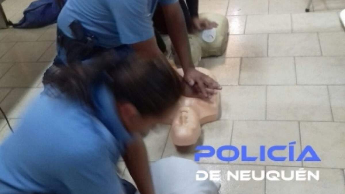 La Policía de Neuquén es capacitada en forma permanente en técnicas de RCP. Fuente: Policía.