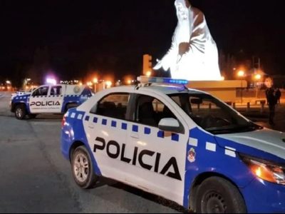 La justicia espera el alta del hombre que agredió a policías en Cutral Co para formularle cargos
