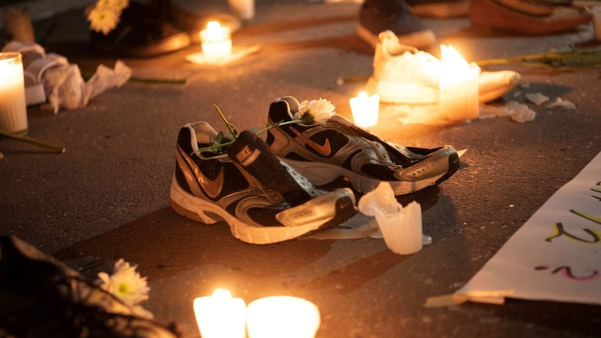 Hace unas semanas integrantes de organizaciones sociales, grupos de madres buscadoras, estudiantes y miembros de la sociedad civil realizaron en el zócalo de la Ciudad de México, una vigilia por los desaparecidos y en protesta por el descubrimiento de un supuesto campo de exterminio y adiestramiento operado por presuntos integrantes del Cartel Jalisco Nueva Generación