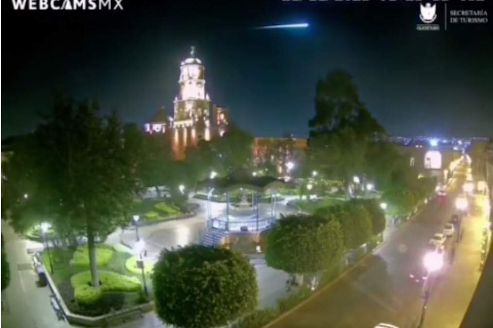 Bólido cruzando el cielo