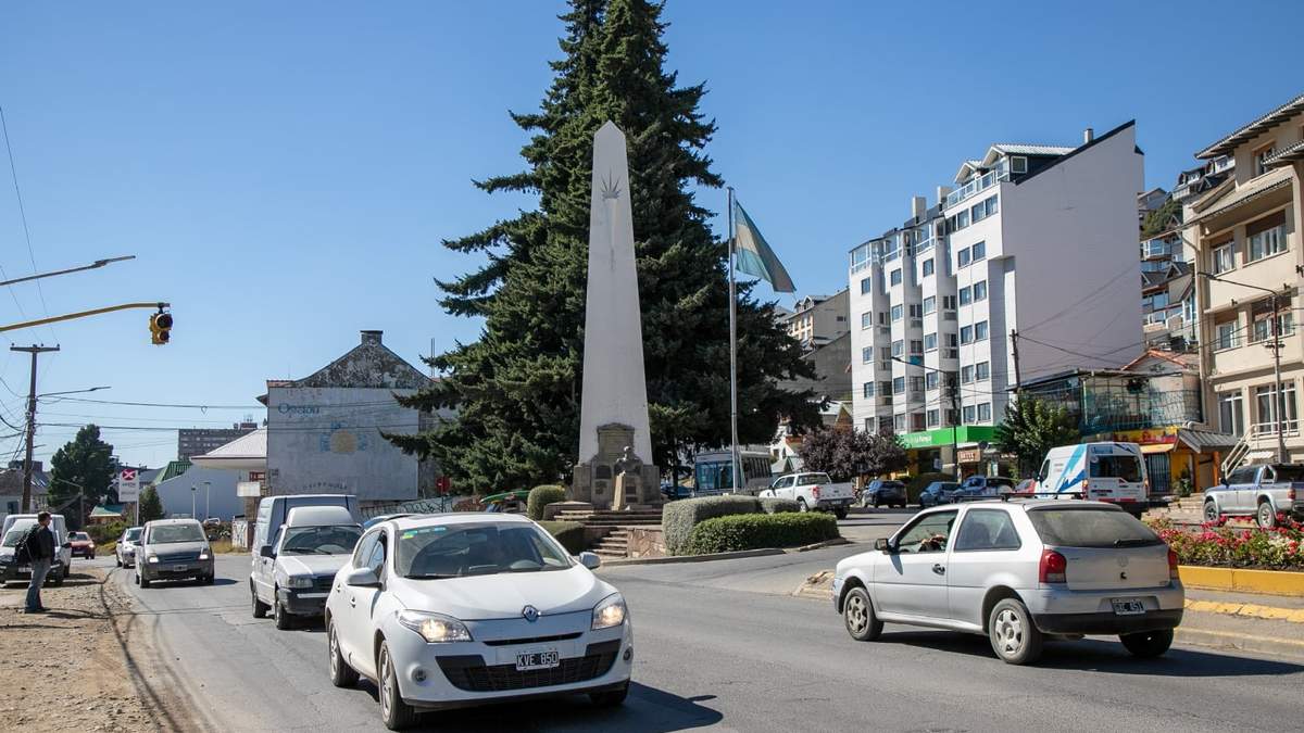 El monolito en homenaje a San Martín en Bariloche. Fuente: (Twitter)