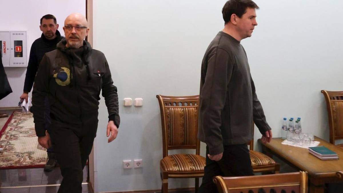 Oleksiy Reznikov (centro), ministro de Defensa de Ucrania