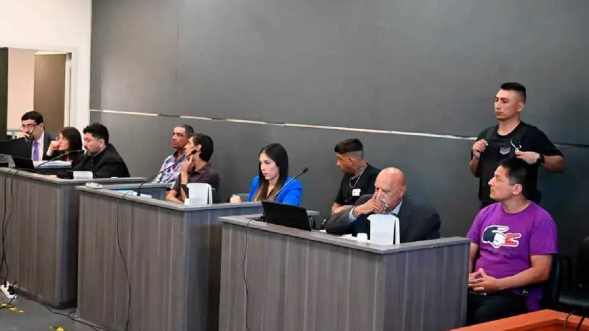Los cuatro imputados junto a sus defensas el primer día del juicio. Fuente (Flor Salto)