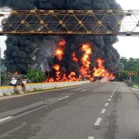 Explota una pipa con combustible en Tabasco; al menos cuatro muertos (Video)