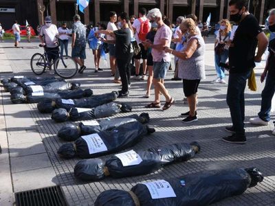 Este es el diputado neuquino que reivindicó las bolsas mortuorias