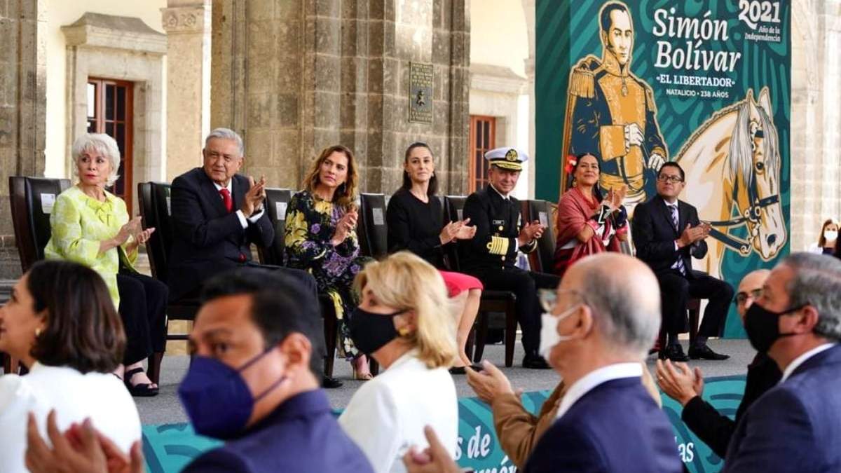 El presidente en la conmemoración del aniversario 238 del natalicio de Simón Bolívar, en el Castillo de Chapultepec