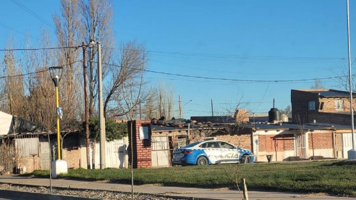 Policías en el domicilio de Emiliano Lamilla, asesinado por el robo de una bicicleta. Fuente (Cutral Co al Instante)