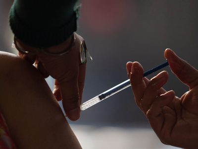 España vacunará con una tercera dosis a los mayores de 60 años y al personal médico