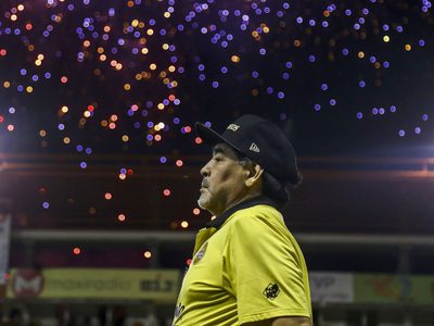 El médico personal de Diego Maradona contó cómo apareció la foto post operación que molestó a su familia