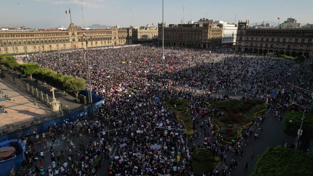 Mujeres llenan el Zócalo en el 8M