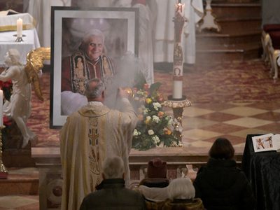 Muerte de Benedicto XVI "ha sido instrumentalizada" por "gente sin ética": Papa Francisco