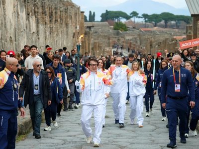 Jackie Chan lleva la antorcha olímpica de Milán Cortina a través de las ruinas de Pompeya