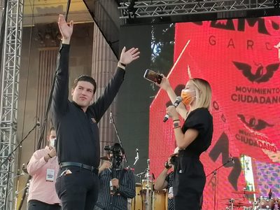 Samuel García en la Macroplaza, una fiesta de poses y selfies