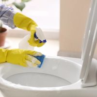 Secretos infalibles para limpiar el baño con productos que hay en casa