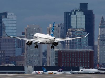 Pasajero abre puerta de avión justo antes de despegar