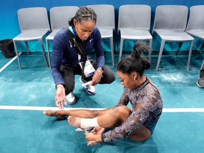 Biles se sacude dolencia en la pierna y domina en calificación de gimnasia