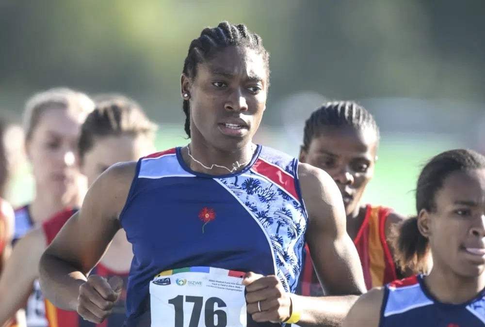La corredora Caster Semenya gana la carrera de 5 kilómetros en el Campeonato Nacional de Sudáfrica en Pretoria, el 15 de abril de 2021