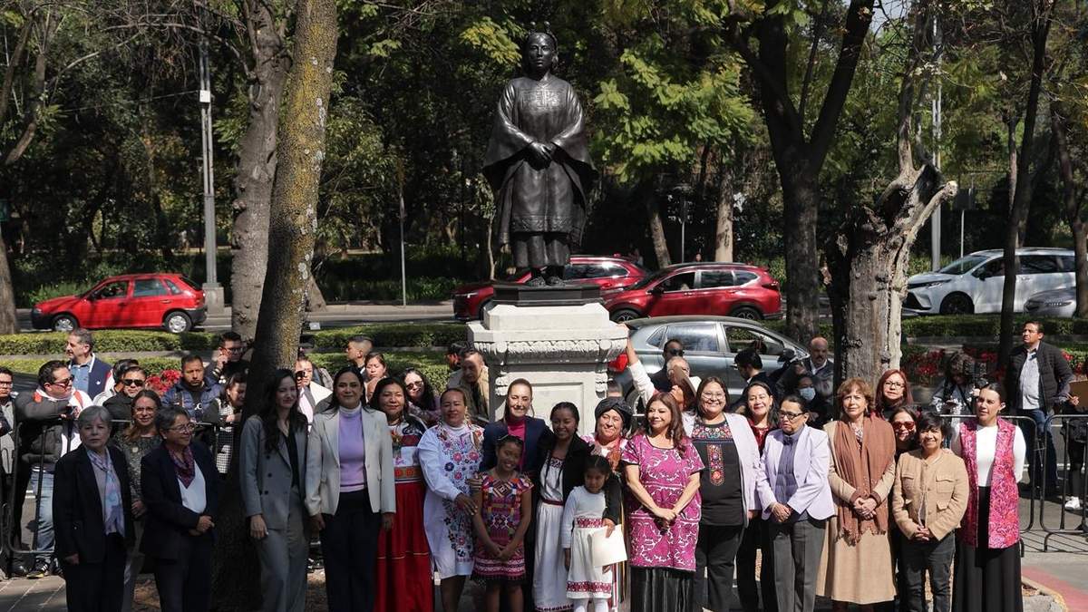 La presidenta Claudia Sheinbaum encabezó la develación de esculturas de mujeres ancestras en el Paseo de las Heroínas