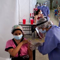 La vacunación alcanzó un nuevo hito: el 74 % de los mayores de 18 años ya tiene dos dosis
