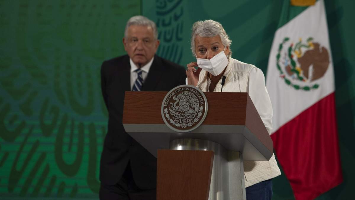 La secretaria Olga Sánchez Cordero durante una conferencia con el presidente