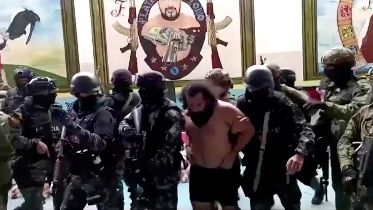 Miembros de la policía y militares escoltan a José Adolfo Macías Villamar en la prisión de Guayaquil, Ecuador, 12 de agosto de 2023 en una captura de pantalla obtenida de un vídeo distribuido