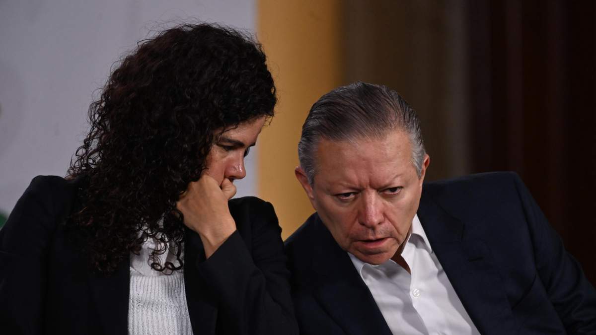 Luisa María Alcalde y Arturo Zaldívar, en la conferencia mañanera