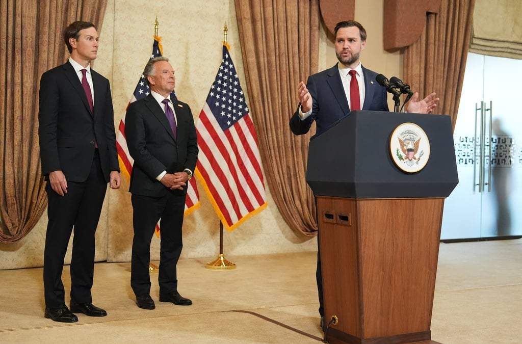 El vicepresidente JD Vance (derecha), habla durante una conferencia de prensa tras reunirse con representantes de Pakistán e Irán, mientras Jared Kushner, (izquierda), y Steve Witkoff, enviado especial para las misiones de paz, escuchan, el domingo 12 de abril de 2026, en Islamabad, Pakistán
