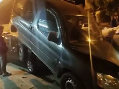 Una camioneta protagonizó un triple choque contra autos estacionados: imágenes impactantes