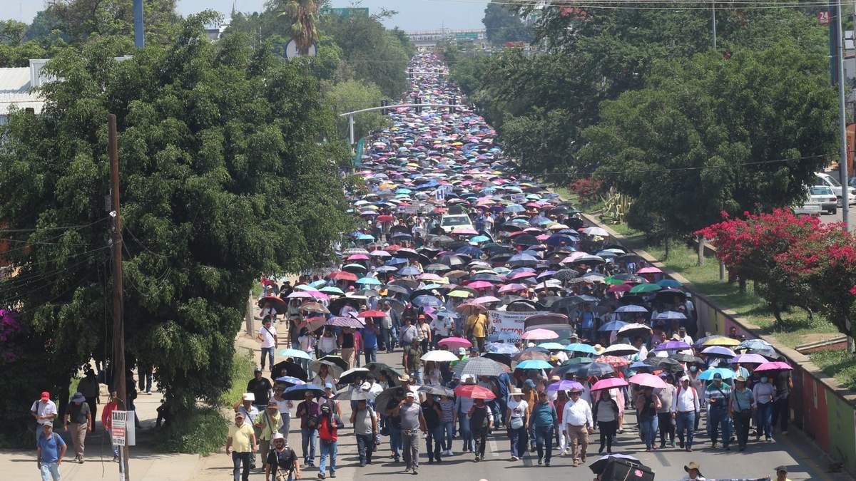 Maestros marchan en el marco del inicio del paro nacional de la CNTE, en la Ciudad de Oaxaca