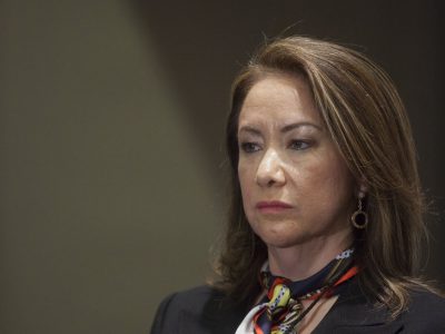 Ministra en entredicho