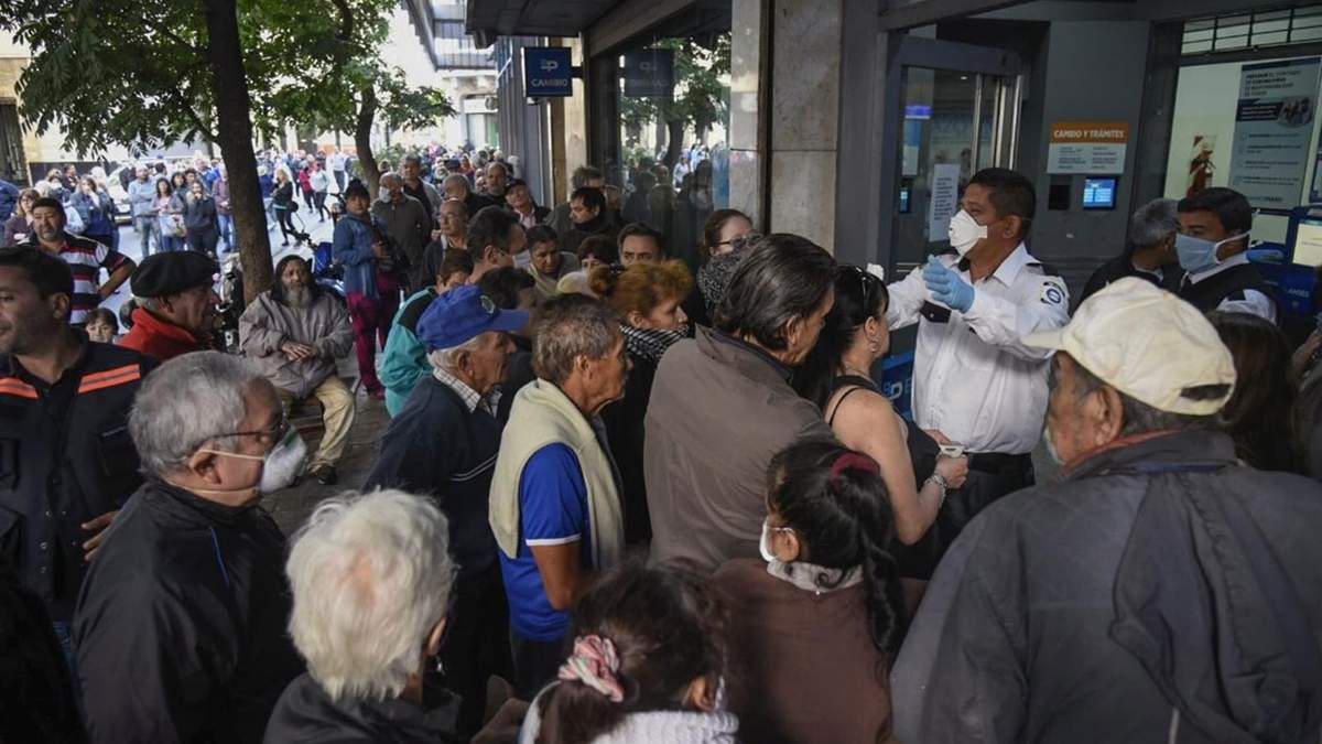 Jubilados esperando cobrar sus haberes en los bancos. Foto: (Twitter)