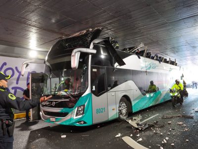 Autobús de turistas se atora en bajopuente de Viaducto e Insurgentes; 14 heridos