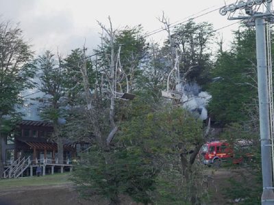 Dos comercios destruidos por un incendio que también afectó a otra propiedad