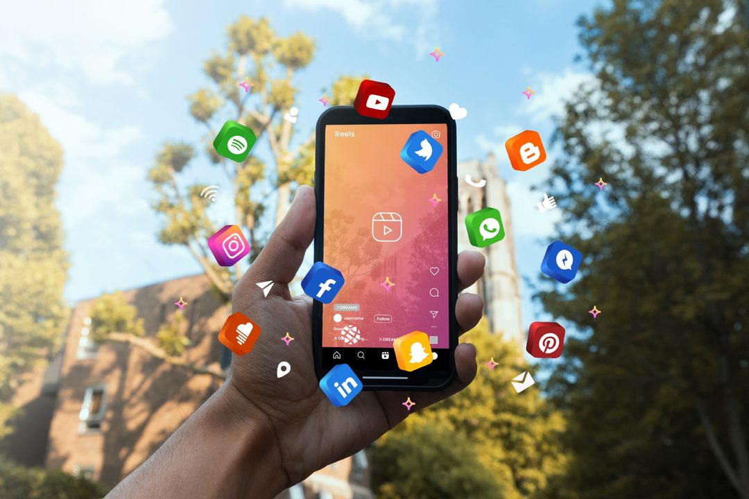 02_mano-que-sostiene-concepto-redes-sociales-telefonos-inteligentes