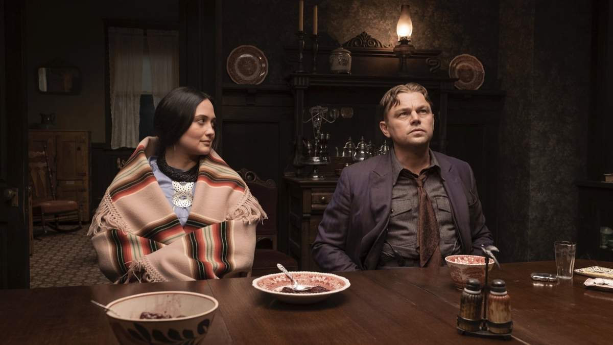 En esta imagen proporcionada por Apple TV+, Lily Gladstone, izquierda, y Leonardo DiCaprio en "Killers of the Flower Moon"