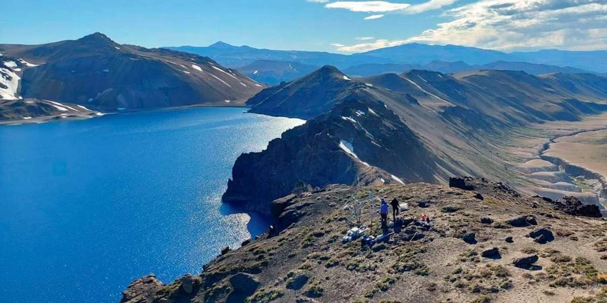 Laguna del Maule, ubicada en la frontera entre Neuquén y Mendoza, y en el límite internacional con Chile. Fuente: (La Angostura Digital)