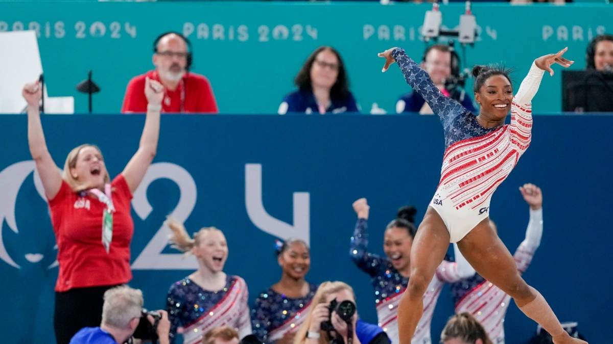 La estadunidense Simone Biles concluye su rutina de piso en los Juegos Olímpicos de París