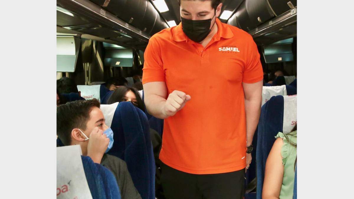 El gobern dentro del autobús que transportó a los niños
