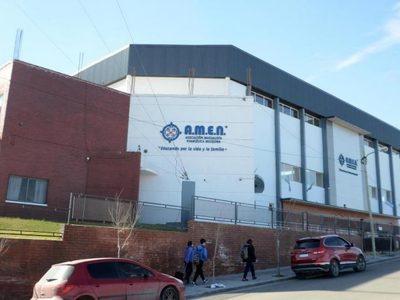 Un polémico panfleto entregado por el colegio AMEN es acusado de violar la ley de la ESI