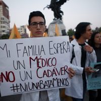 '¡Ni una bata menos!” claman estudiantes de Medicina frente a Palacio Nacional