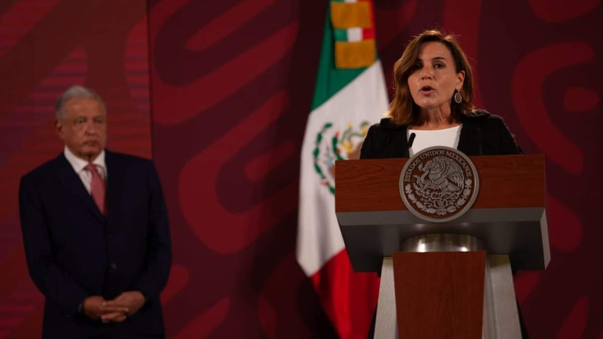 Liliana Mejía Corona, vicepresidenta global de Asuntos Corporativos de Grupo Bimbo, y el presidente López Obrador
